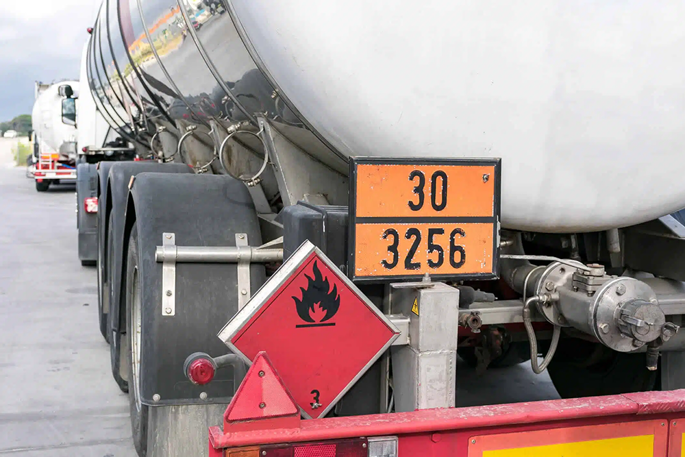 Seguridad en el transporte de mercancías peligrosas: Claves para un traslado eficiente y sin riesgos